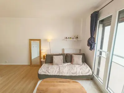 Un ou plusieurs lits dans un hébergement de l'établissement Bright Paris Apt Bastille Nation for 3 Guests