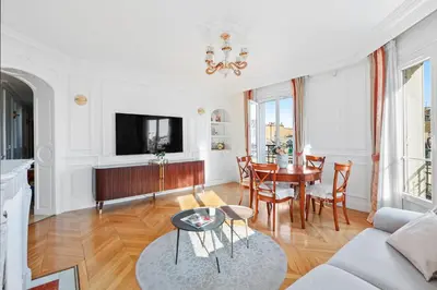 Télévision ou salle de divertissement dans l'établissement Suite Estelle, Luxe au 1er Arrondissement Paris