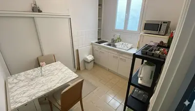 Cuisine ou kitchenette dans l'établissement Cute apartment in Paris