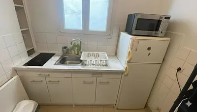 Cuisine ou kitchenette dans l'établissement Cute apartment in Paris