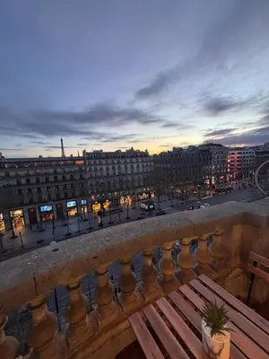 Balcon ou terrasse dans l'établissement Magnifique Studio Champs Elysees Vue Tour Eiffel et Arc de Triomphe