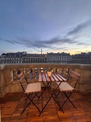 Balcon ou terrasse dans l'établissement Magnifique Studio Champs Elysees Vue Tour Eiffel et Arc de Triomphe