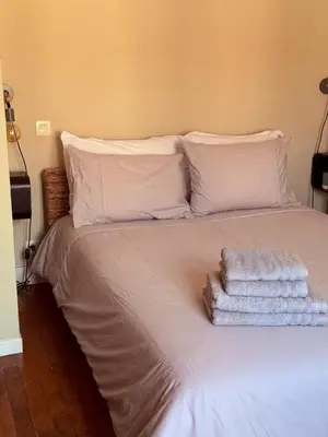 Un ou plusieurs lits dans un hébergement de l'établissement Bright two-room apartment - Courbevoie