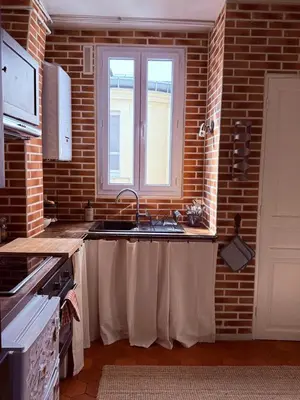 Cuisine ou kitchenette dans l'établissement Bright two-room apartment - Courbevoie