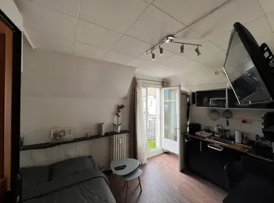 Télévision ou salle de divertissement dans l'établissement Studio Cosy proche de la Tour-Eiffel