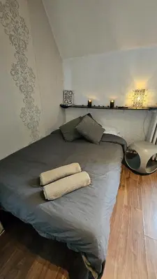 Un ou plusieurs lits dans un hébergement de l'établissement Studio Cosy proche de la Tour-Eiffel