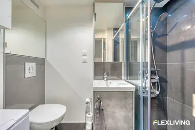 Salle de bains dans l'établissement Magnifique T2 parisien élégant et lumineux