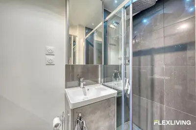 Salle de bains dans l'établissement Magnifique T2 parisien élégant et lumineux