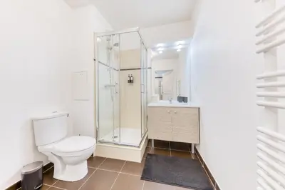 Salle de bains dans l'établissement L'Écrin Piano, chic near Paris