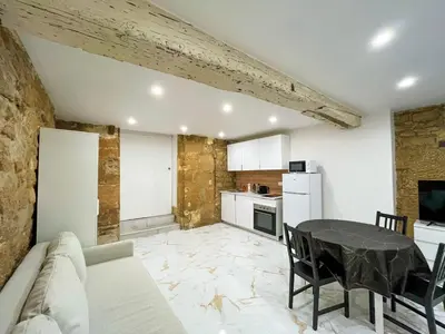 Cuisine ou kitchenette dans l'établissement UrbanFlat 223 - Bel Appartement pour 4 Montorgueil
