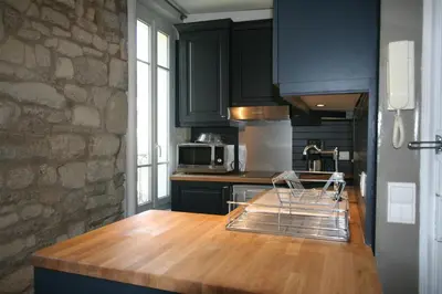 Cuisine ou kitchenette dans l'établissement ParisInteriorsRentals - Beautiful 2 BDR Le Marais NOTRE DAME