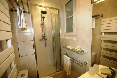 Salle de bains dans l'établissement ParisInteriorsRentals - Beautiful 2 BDR Le Marais NOTRE DAME
