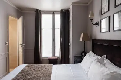 Un ou plusieurs lits dans un hébergement de l'établissement Hotel Saint-Louis Pigalle