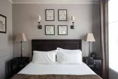 Un ou plusieurs lits dans un hébergement de l'établissement Hotel Saint-Louis Pigalle