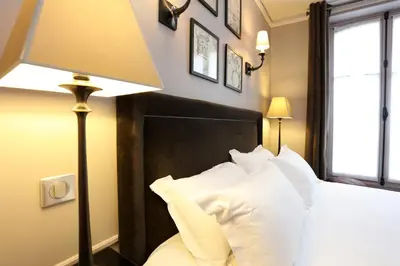 Un ou plusieurs lits dans un hébergement de l'établissement Hotel Saint-Louis Pigalle