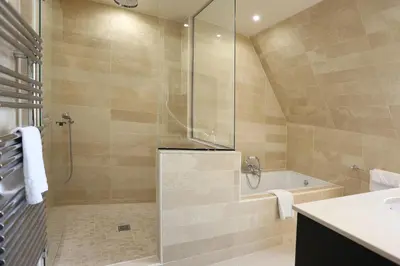 Salle de bains dans l'établissement Hotel Saint-Louis Pigalle