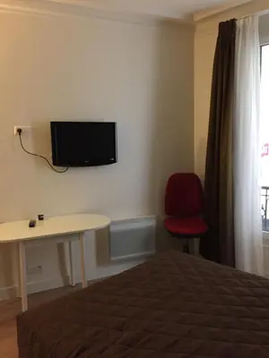 Télévision ou salle de divertissement dans l'établissement Hôtel Allety
