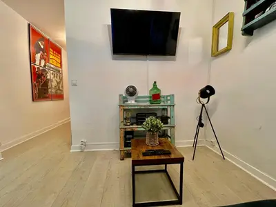 Télévision ou salle de divertissement dans l'établissement LE Globe