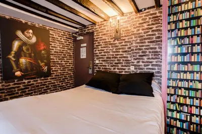 Un ou plusieurs lits dans un hébergement de l'établissement Absolute Hotel Paris République