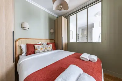 Un ou plusieurs lits dans un hébergement de l'établissement Brand new apartment Mouffetard Jardin des plantes