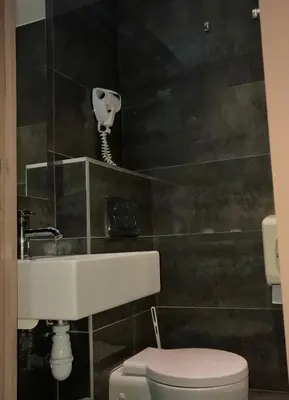 Salle de bains dans l'établissement Plug inn Montmartre by Hiphophostels