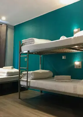 Un ou plusieurs lits dans un hébergement de l'établissement Plug inn Montmartre by Hiphophostels