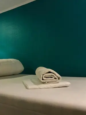 Un ou plusieurs lits dans un hébergement de l'établissement Plug inn Montmartre by Hiphophostels