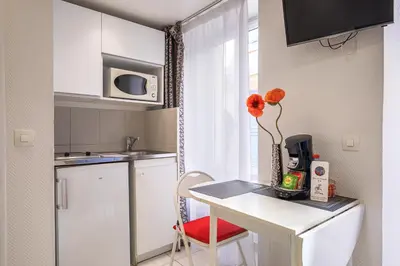 Cuisine ou kitchenette dans l'établissement Hotel De L'Horloge