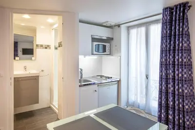 Cuisine ou kitchenette dans l'établissement Hotel De L'Horloge