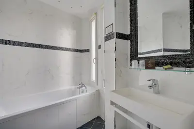 Salle de bains dans l'établissement Hotel Riviera Elysees