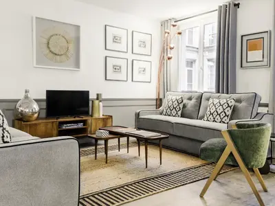 Télévision ou salle de divertissement dans l'établissement LivinParis - Luxury 3 Bedrooms Le Marais I