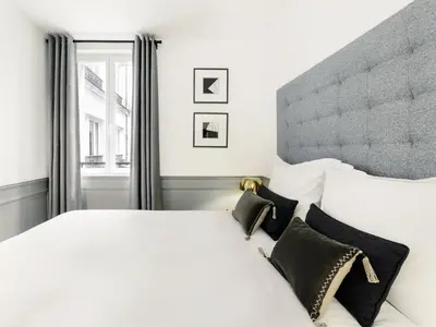Un ou plusieurs lits dans un hébergement de l'établissement LivinParis - Luxury 3 Bedrooms Le Marais I