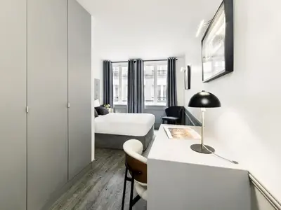 Télévision ou salle de divertissement dans l'établissement LivinParis - Luxury 3 Bedrooms Le Marais I