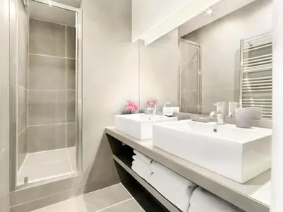 Salle de bains dans l'établissement LivinParis - Luxury 3 Bedrooms Le Marais I