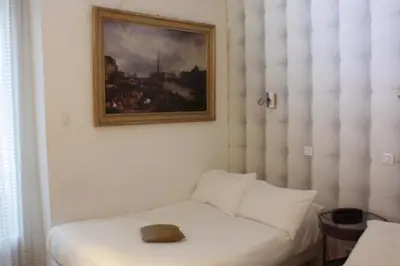 Un ou plusieurs lits dans un hébergement de l'établissement Hotel Hauteville Opera