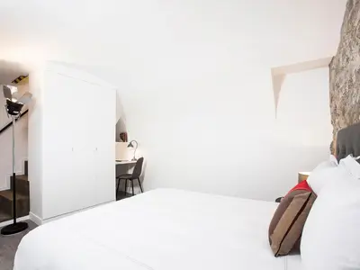 Un ou plusieurs lits dans un hébergement de l'établissement Charming 2BR-2BA between le Marais & le Louvre