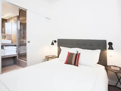 Un ou plusieurs lits dans un hébergement de l'établissement Charming 2BR-2BA between le Marais & le Louvre