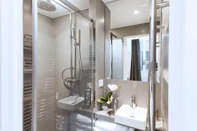 Salle de bains dans l'établissement Charming 2BR-2BA between le Marais & le Louvre