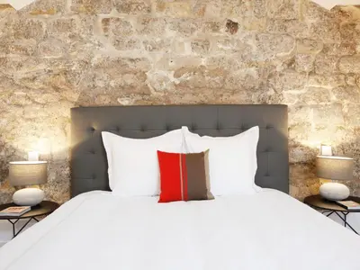 Un ou plusieurs lits dans un hébergement de l'établissement Charming 2BR-2BA between le Marais & le Louvre