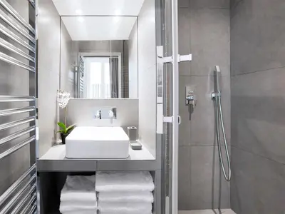 Salle de bains dans l'établissement Charming 2BR-2BA between le Marais & le Louvre