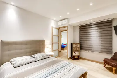 Un ou plusieurs lits dans un hébergement de l'établissement Just Renovated 138m2 On The Seine