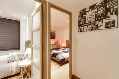 Un ou plusieurs lits dans un hébergement de l'établissement Just Renovated 138m2 On The Seine
