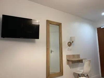 Télévision ou salle de divertissement dans l'établissement Ménil Bon Temps