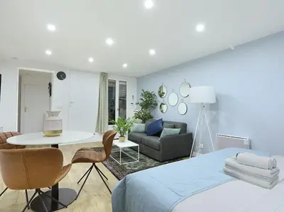 Coin salon dans l'établissement Rent a Room - Residence Caire, Montorgueil