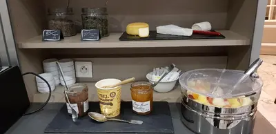 Cuisine ou kitchenette dans l'établissement Hotel De La Cite Rougemont