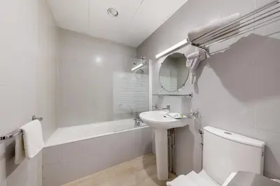 Salle de bains dans l'établissement Crystal Hotel