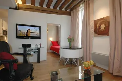Télévision ou salle de divertissement dans l'établissement HolidaysInParis-Bourg Tibourg II