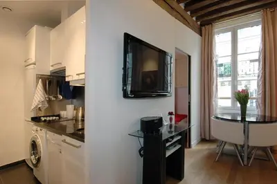 Cuisine ou kitchenette dans l'établissement HolidaysInParis-Bourg Tibourg II