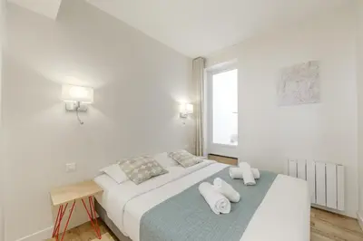 Un ou plusieurs lits dans un hébergement de l'établissement Jardin Saint Honoré Apartments