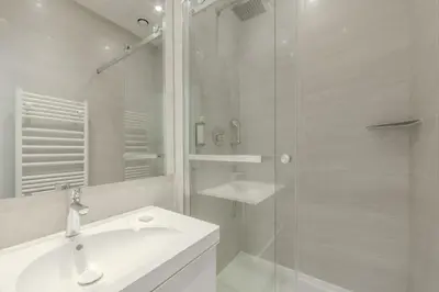 Salle de bains dans l'établissement Jardin Saint Honoré Apartments
